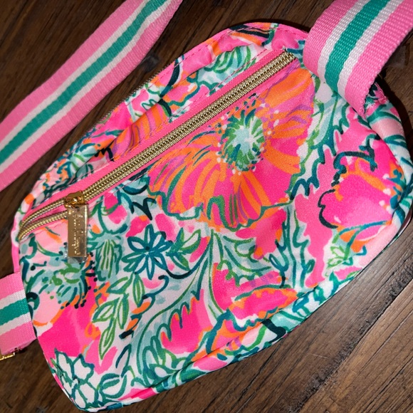 Lilly Pulitzer Runaround printed belt bag in Soleil Pink perfect poppy - Picture 3 of 16